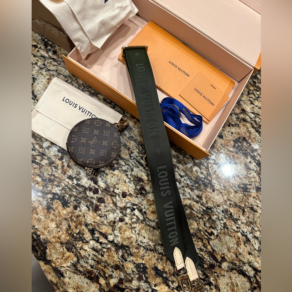 🎄🎄 SOLD! 🎄🎄 Louis Vuitton Bandouliere strap with round coin purse